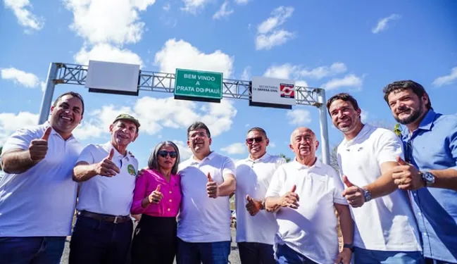 Georgiano Neto com lideranças no pórtico de Prata do Piauí