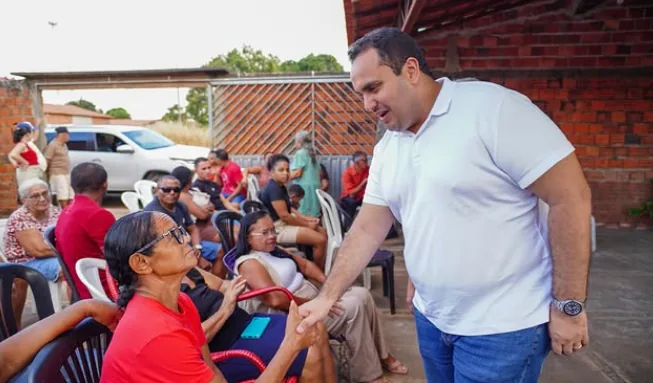 Georgiano Neto cumprimentando moradores em reunião comunitária