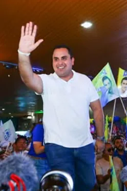 Georgiano Neto acenando para a população em encontro com apoiadores